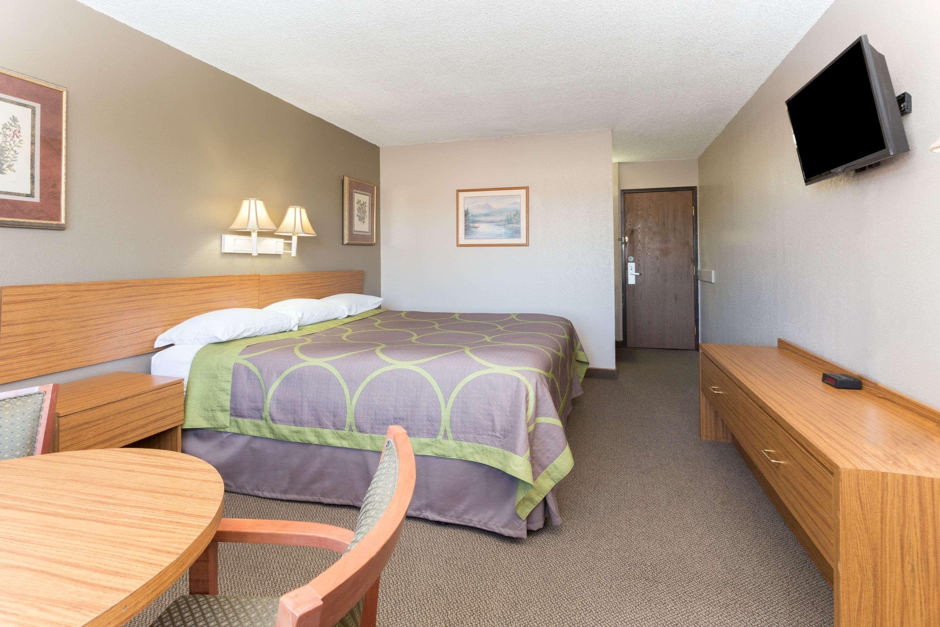 Super 8 By Wyndham Colorado Springs Peterson Space Force Cimarron Hills Exterior photo