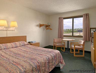 Super 8 By Wyndham Colorado Springs Peterson Space Force Cimarron Hills Room photo