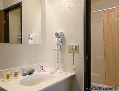 Super 8 By Wyndham Colorado Springs Peterson Space Force Cimarron Hills Room photo
